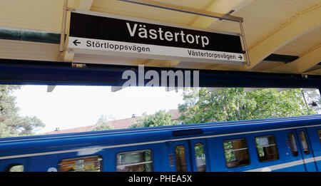 Stockholm, Suède - 22 juin 2016 : un train de métro bleue en mouvement à la station Vastertorp. Banque D'Images