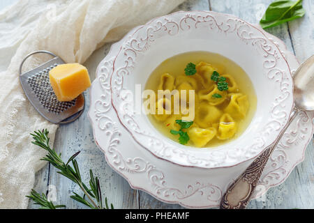 Tortellini soupe dans un bol blanc. Banque D'Images