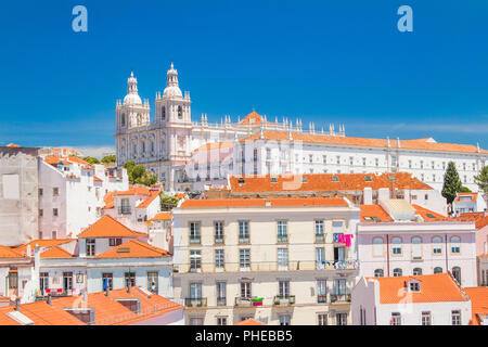 Vue panoramique aérienne du centre de Lisbonne Portugal avec des toits de tuiles rouges et monastère de Igreja São Vicente de Fora Banque D'Images