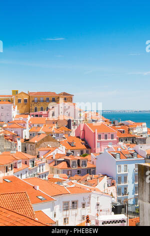 Vue panoramique aérienne du centre de Lisbonne Portugal avec des toits de tuiles rouges Banque D'Images