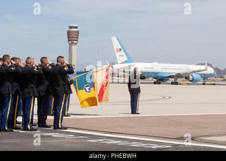 La Garde nationale de l'Arizona saluer un Boeing C-32 avion militaire qui porte le cercueil le sénateur John McCain comme il se prépare à décoller 30 août 2018, à partir de la base de la Garde nationale aérienne Goldwater. Environ 200 gardes se leva en formation en tant que sénateur de l'Arizona a été transférée du cortège officiel à l'avion. La Garde nationale de l'Arizona (photo prise par le s.. Brian A. Barbour) Banque D'Images