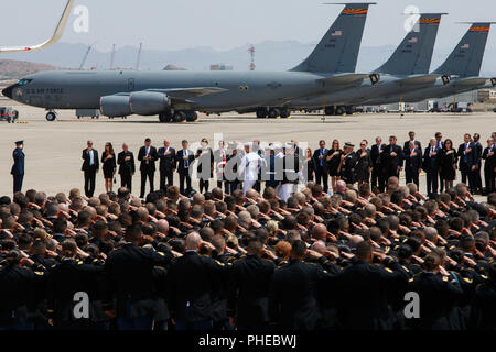 La Garde nationale de l'Arizona que l'armée américaine salue la garde d'honneur commune porte le cercueil du sénateur John McCain à un Boeing C-32 avion militaire pour un transfert digne, 30 août 2018, à la base de la Garde nationale aérienne Goldwater à Phoenix. McCain, un six-terme le sénateur républicain de l'Arizona qui a perdu sa bataille contre le cancer du cerveau plus tôt cette semaine, flotteront à Washington pour une cérémonie au Capitole des États-Unis avant d'être enterré à Annapolis, Maryland. La Garde nationale de l'Arizona (photo prise par le s.. Brian A. Barbour) Banque D'Images