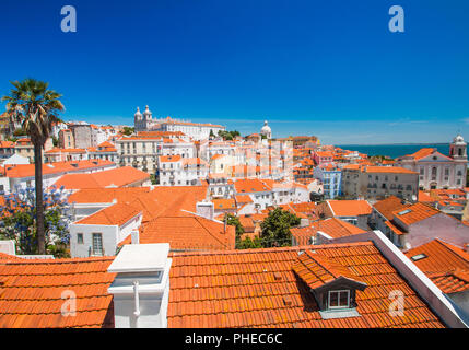 Vue panoramique aérienne du centre de Lisbonne Portugal avec des toits de tuiles rouges et monastère de Igreja São Vicente de Fora Banque D'Images