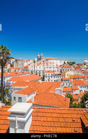 Vue panoramique aérienne du centre de Lisbonne Portugal avec des toits de tuiles rouges Banque D'Images