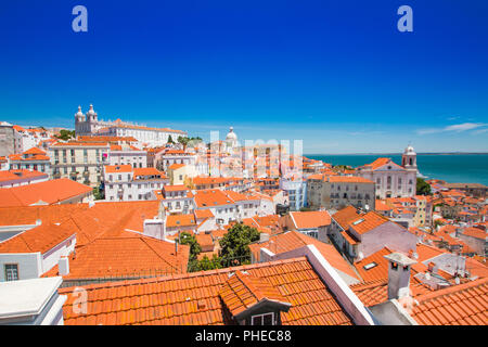 Vue panoramique aérienne du centre de Lisbonne Portugal avec des toits de tuiles rouges Banque D'Images