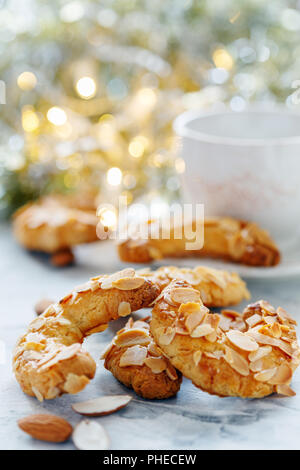 Croissant aux amandes cookies. Banque D'Images