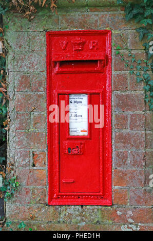 Une lettre fort rouge traditionnel en brique VR colonne dans le village de North Norfolk Booton, Norfolk, Angleterre, Royaume-Uni, Europe. Banque D'Images