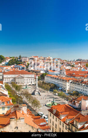 Toits de Lisbonne de l'ascenseur de Santa Justa. Immeuble dans le centre est le Théâtre National D. Maria II sur la place Rossio (Pedro IV Square), à Lisbonne, Portugal Banque D'Images