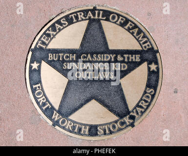 Trottoir en bronze incrusté de marqueur de Butch Cassidy et le Kid,bankrobbers, Texas Trail de la renommée en Fort Worth Stockyards. square Banque D'Images