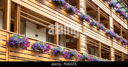 Chalet Fleurs de balcon Banque D'Images