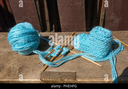 Le tricotage de chaussettes de laine bleu Banque D'Images