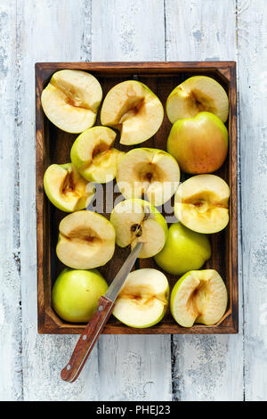 Boîte en bois avec des tranches de pommes. Banque D'Images