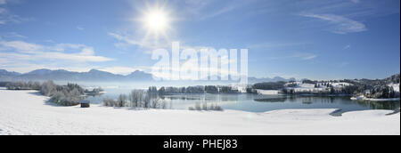 Paysage panoramique en Bavière avec montagnes des Alpes dans le lac miroir Banque D'Images