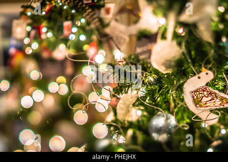 Arbre de Noël et décorations avec profondeur de champ Banque D'Images