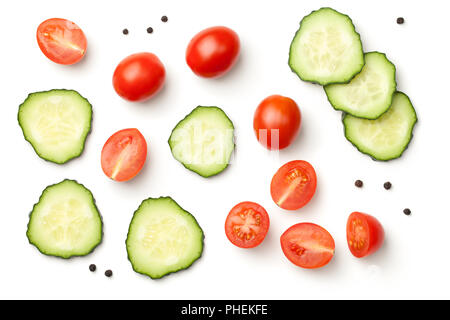 Tomates cerises poivre avec le concombre isolé sur fond blanc Banque D'Images