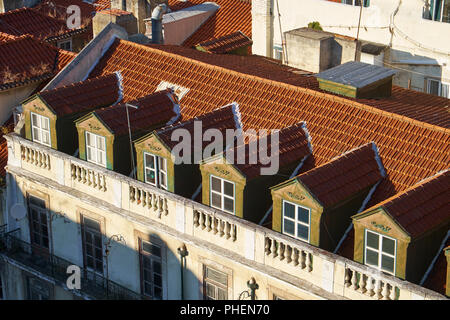 Les toits à la Mansart en basse-ville Pombaline. Lisbonne. Portugal Banque D'Images