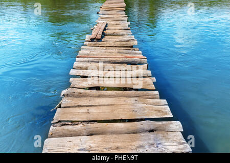 Vieux pont en bois à travers la rivière Banque D'Images