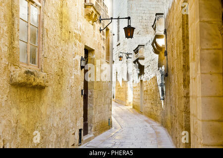 Rue avec des bâtiments maltais traditionnel à Mdina Banque D'Images