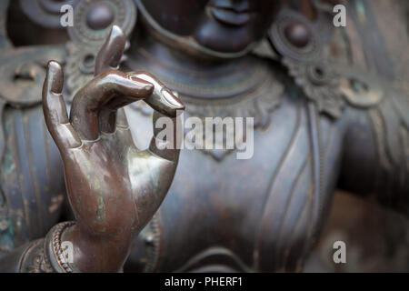 Détail de la statue de Bouddha avec Karana mudra position main Banque D'Images