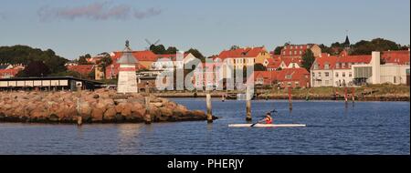 Scène d'été dans le port d'Ebeltoft, Danemark. Banque D'Images