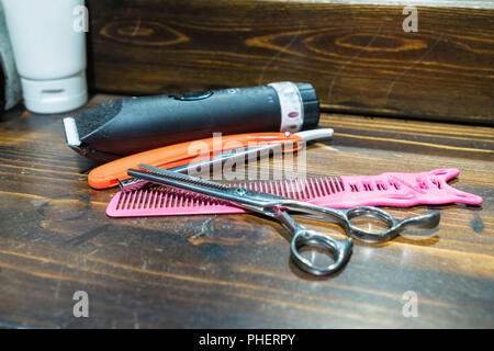 Outils de coiffure sur table en bois Banque D'Images