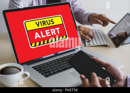 Hacker Protection Concept Man working on laptop Alerte virus détecté pare-feu de navigation numériques Banque D'Images