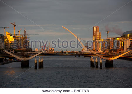 La beauté d'un coucher de Dublin comme la lumière descend sur la Liffey et le pont Samuel Beckett Banque D'Images