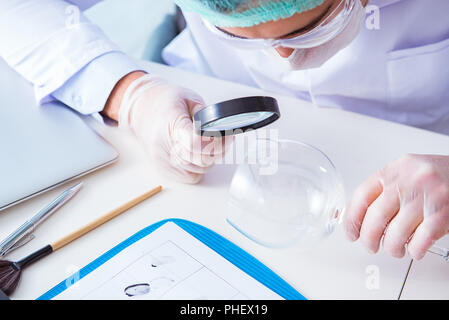 La police criminologue chemist looking at preuve du crime Banque D'Images