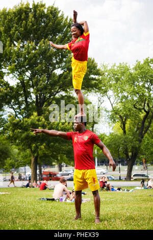 African couple performing spectacle d'acrobaties en face de l'auditoire au parc du Mont-Royal, Montréal, Québec, Canada Banque D'Images