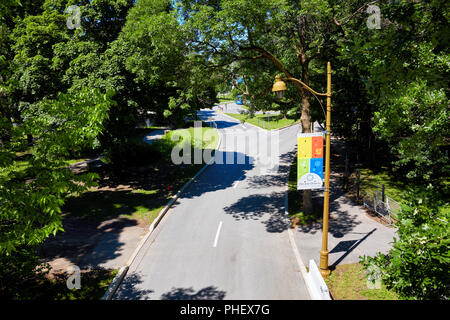 La jonction de route, lampadaire et la bannière du Parc Jean Drapeau (Parc Jean Drapeau) sur l'île de Sainte Hélène à Montréal, Québec, Canada. Banque D'Images