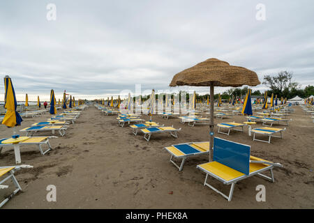 Les parasols sur la plage fermée en cas de mauvais temps Banque D'Images