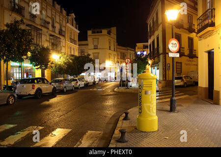 Rue typique de la vieille ville historique de nuit Banque D'Images