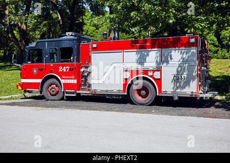 Camion rouge garée sur la route à Montréal, Québec, Canada. Banque D'Images