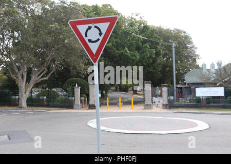 Faire place au rond-point à la jonction des panneaux routiers de Adelong Street et de Linden Street, Sutherland, Sutherlandshire, NSW, Australie Banque D'Images