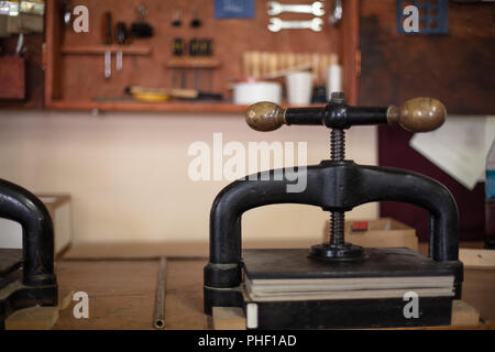 Grand vintage paper appuyez sur la touche pour des couvertures de livres ou de documents dans un angle faible vue rapprochée sur la table de travail en désordre Banque D'Images