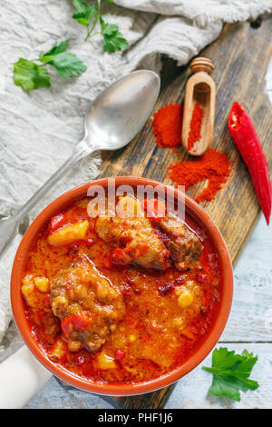 Soupe épaisse à la viande avec pommes de terre et paprika. Banque D'Images