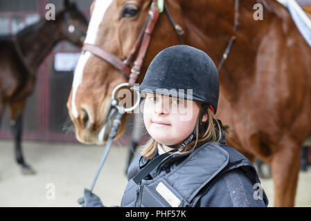 Portrait de petite fille avec le syndrome de Down et son cheval Banque D'Images