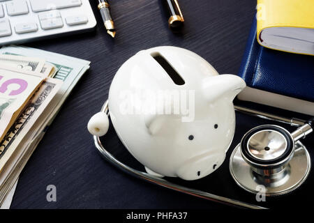 Le concept de la santé financière. Stethoscope and piggy bank. Banque D'Images
