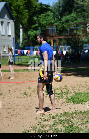 Orenbourg, Russie, 9-10 juin 2017 année : les garçons à jouer au volleyball de plage sur City beach-volley tournoi "Golden Sands" Banque D'Images