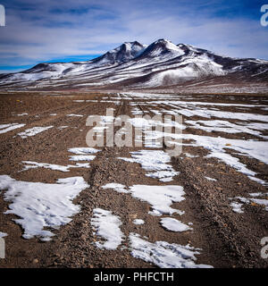 Paysages d'hiver surréaliste et enneigés des montagnes dans le désert de SIloli, Sud Lipez province, Bolivie Banque D'Images