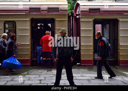 CHIATURA, GÉORGIE - 18 octobre 2017 : les passagers géorgiens attendent le train départ de la gare de Chiatura, Géorgie Banque D'Images