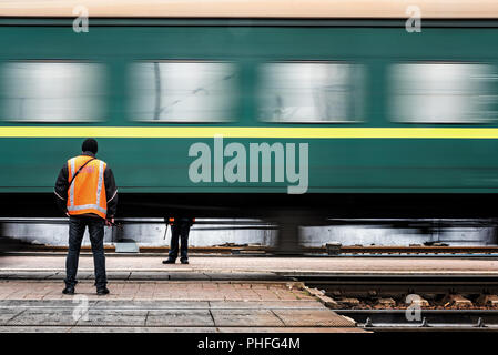 KIEV, UKRAINE - le 18 mars 2016 : les travailleurs des chemins de fer ukrainiens attendent le train sur la gare de Kiev, Ukraine. Banque D'Images