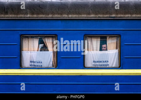 KIEV, UKRAINE - le 18 mars 2016 : Le passager est en attente pour le train pour se déplacer sur la gare de Kiev, Ukraine Banque D'Images