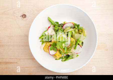 Assiette de gnocchi au pesto avec des produits locaux frais verts. Banque D'Images