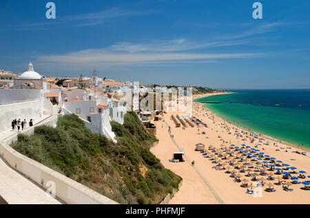 Plage, de la promenade d'Albufeira, à l'été Banque D'Images