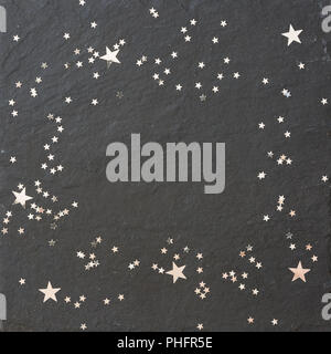Fond noir avec étoiles argentées. Banque D'Images