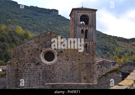L'église et clocher de Sant Cristòfol de Beget, un exemple de style roman au début de l'Alta Garrotxa, Pyrénées Catalanes Banque D'Images