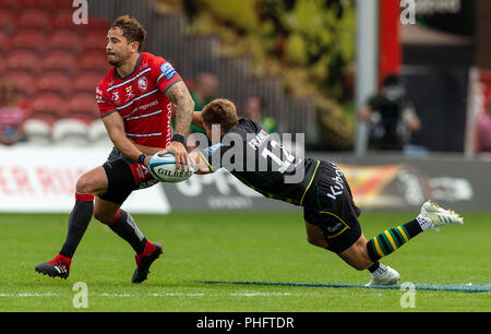 Gloucester Rugby's Danny Cipriani et Northampton Saints' Piers Francis (à droite) au cours de la Premiership Gallagher match au stade Kingsholm, Gloucester. Banque D'Images