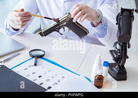 La police criminologue chemist looking at preuve du crime Banque D'Images