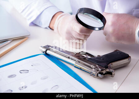 La police criminologue chemist looking at preuve du crime Banque D'Images